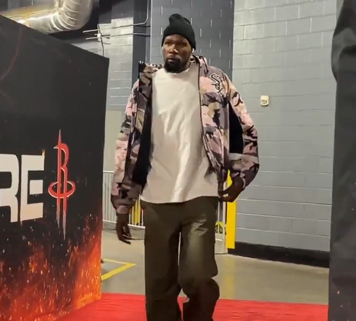 开云体育-此前三连败！杜兰特潇洒入场 头戴時髦毛帽&amp;身穿撞色拉链夹克敞怀