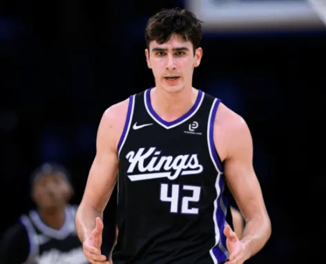 开云体育-雷诺首发出战22分钟,5投2中得到4分8篮板5助攻1抢断