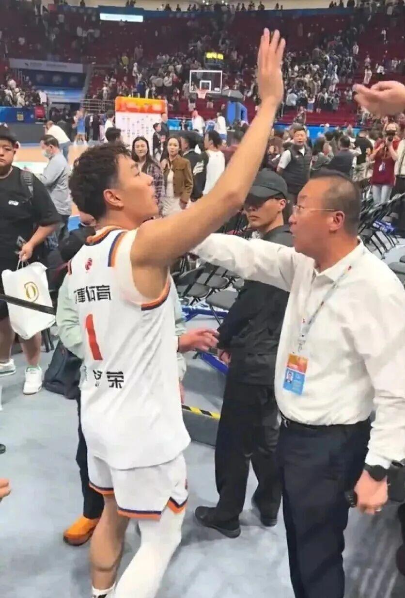 开云官网-让李添荣和黄荣奇击个掌，天塌不下来